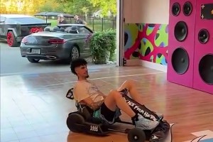 技术没啥问题！三球鲍尔展示眼花缭乱的板凳运球